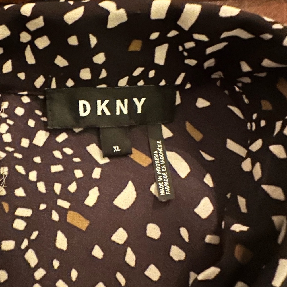 DKNY Black and White Patterned Dress Shirt. Beautiful for dressing up.
#6 - Picture 3 of 3